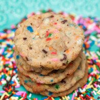 These Momofuku Milk Bar-Inspired cookies are stuffed with sprinkles and a Frosted Flake crunch! | www.spachethespatula.com #recipe