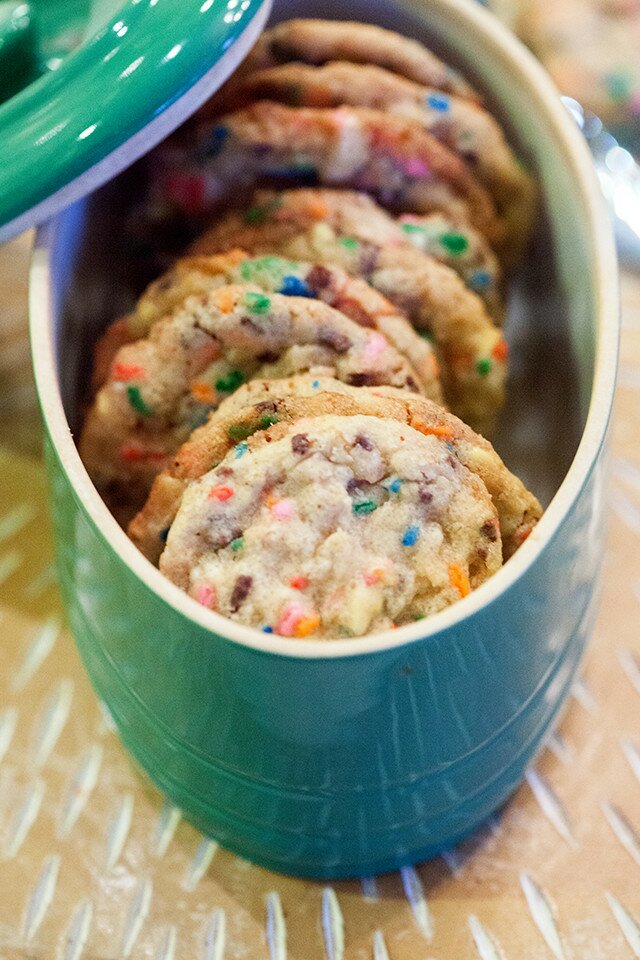 These Momofuku Milk Bar-Inspired cookies are stuffed with sprinkles and a Frosted Flake crunch! | www.spachethespatula.com #recipe