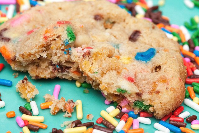 These Momofuku Milk Bar-Inspired cookies are stuffed with sprinkles and a Frosted Flake crunch! | www.spachethespatula.com #recipe