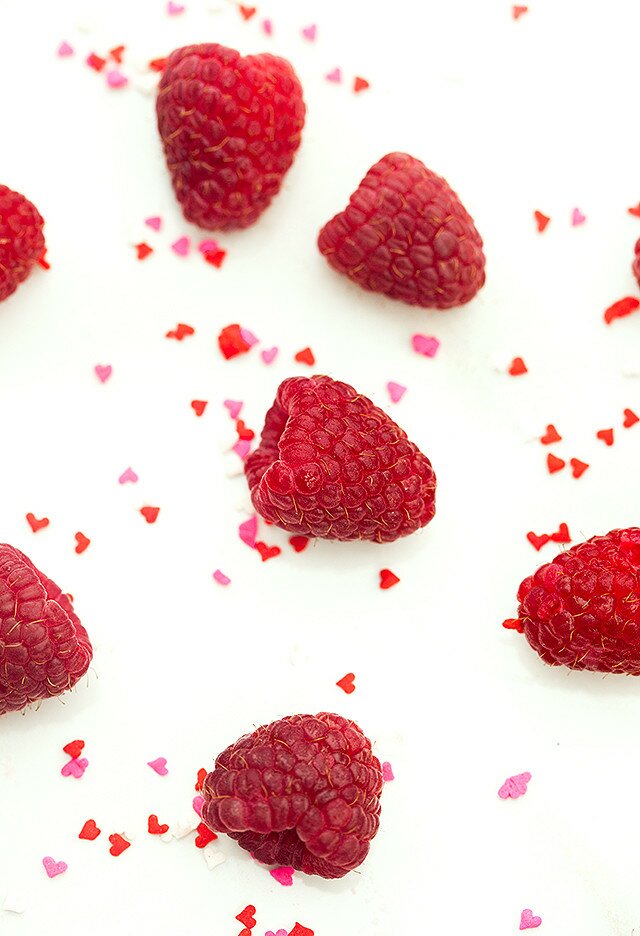 All the flavors of red velvet (and raspberries!), in a healthy and vegan shake! | www.spachethespatula.com #recipe