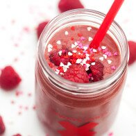 All the flavors of red velvet (and raspberries!), in a healthy and vegan shake! | www.spachethespatula.com #recipe