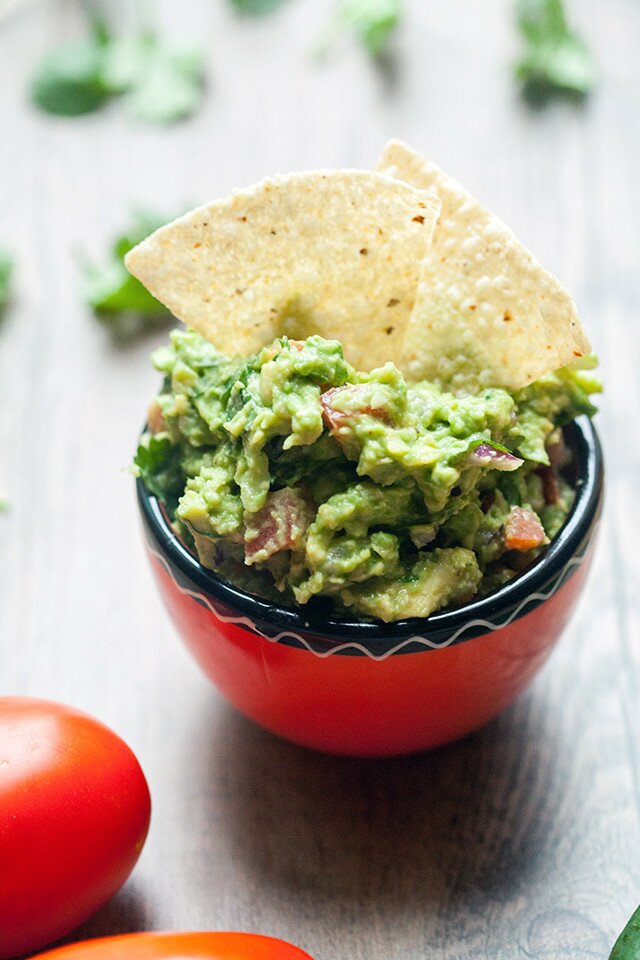 The best tasting (and easiest!) guacamole I have EVER tried! | www.spachethespatula.com #recipe