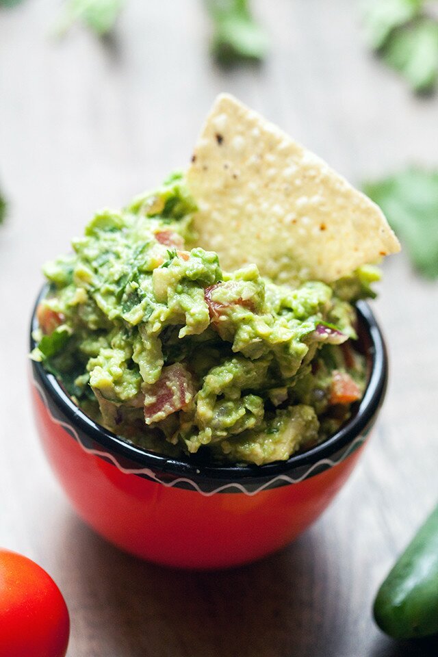 The best tasting (and easiest!) guacamole I have EVER tried! | www.spachethespatula.com #recipe