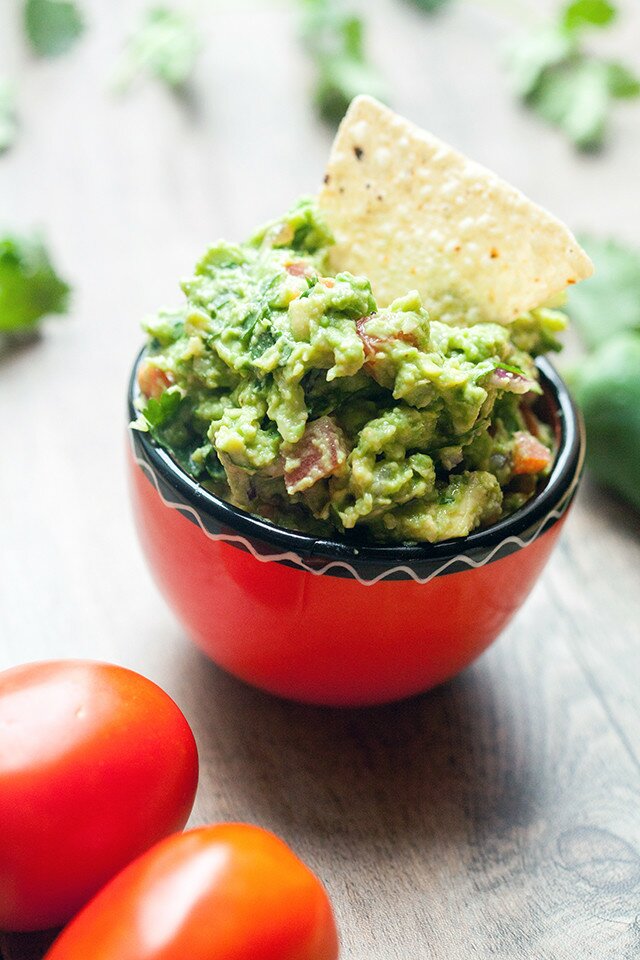 The best tasting (and easiest!) guacamole I have EVER tried! | www.spachethespatula.com #recipe