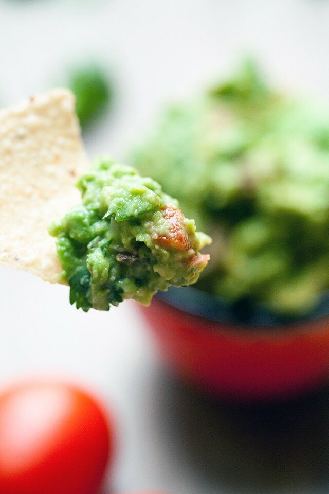 The best tasting (and easiest!) guacamole I have EVER tried! | www.spachethespatula.com #recipe