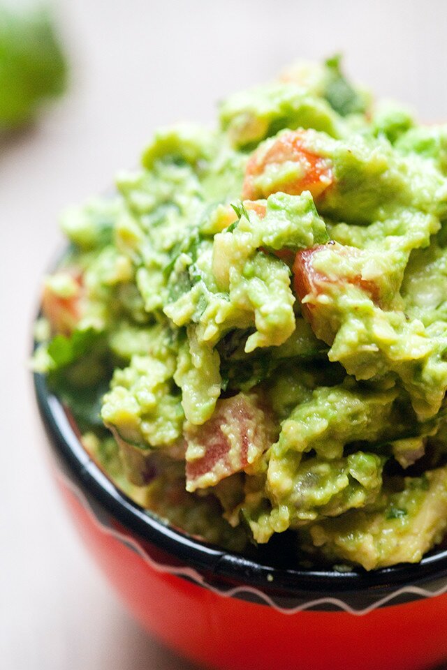 The best tasting (and easiest!) guacamole I have EVER tried! | www.spachethespatula.com #recipe