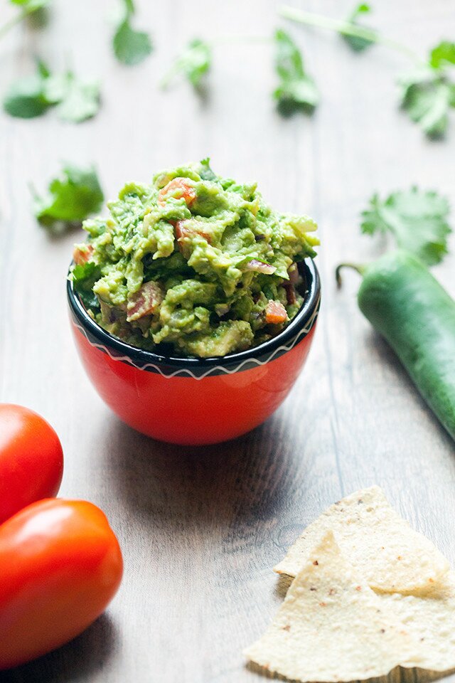 The best tasting (and easiest!) guacamole I have EVER tried! | www.spachethespatula.com #recipe