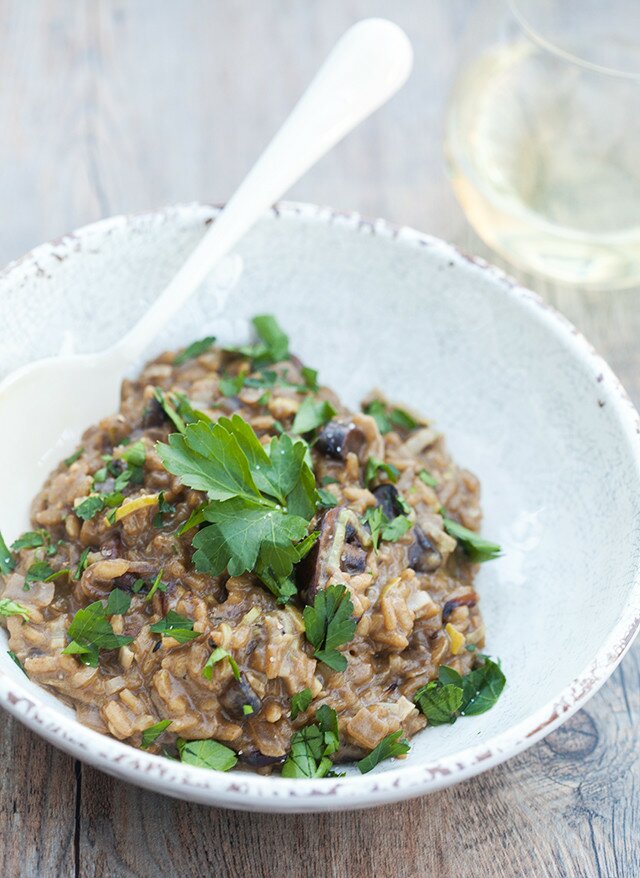 A secret ingredient packs a wallop of mushroom flavor into the creamy, decadent dish. It's the BEST mushroom risotto I've ever tried! | www.spachethespatula.com #recipe