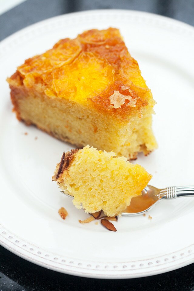 This moist and fluffy cake has a crunchy toasted cinnamon almond base, and a gooey tangelo and caramel top---it’s outrageously tasty as dessert, or breakfast! | www.spachethespatula.com #recipe