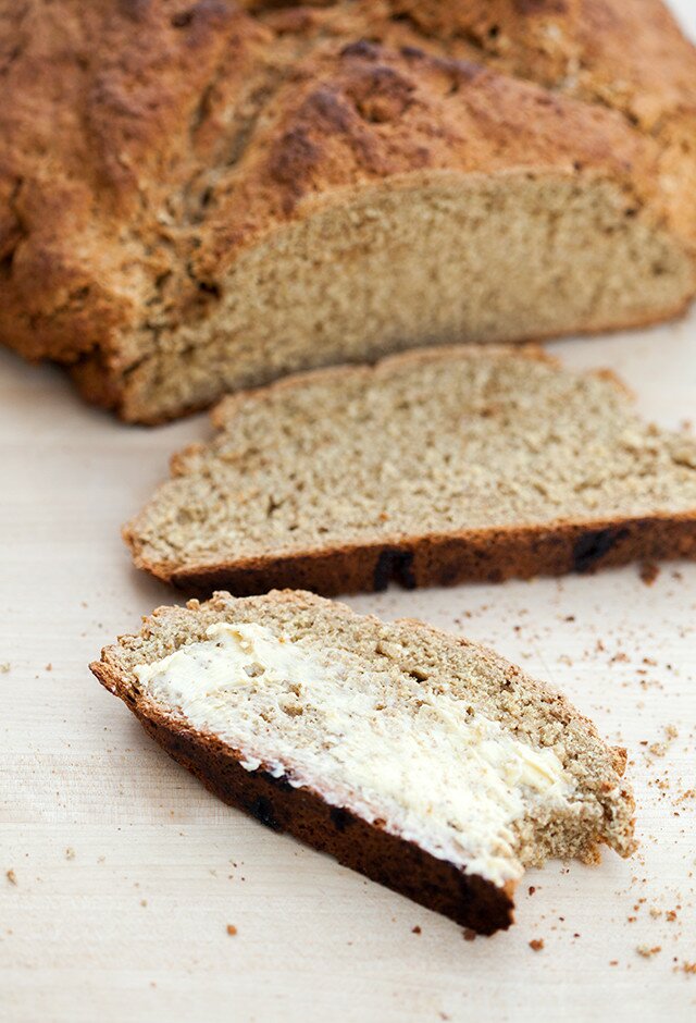 This slightly sweet, nutty, yeast-less bread has a crunchy outside and a super tender inside. Serve it with a creamy Irish butter for ultimate enjoyment! www.spachethespatula.com #recipe