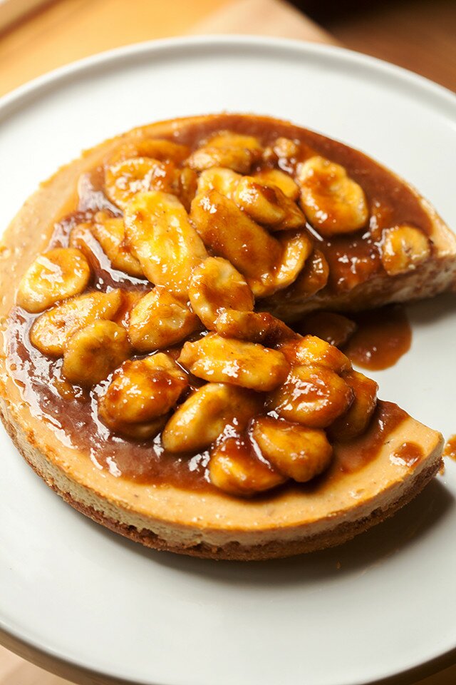 A Do-Si-Do Girl Scout cookie base, a peanut butter & banana cheesecake filling, and a bananas foster topping...it doesn't get any better than this folks! | www.spachethespatula.com #recipe