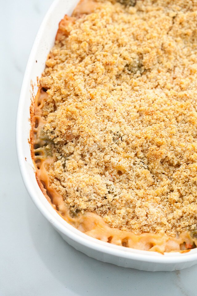 Creamy and delicious homemade mac n- cheese that has the flavor if pimiento cheese! | www.spachethespatula.com #recipe