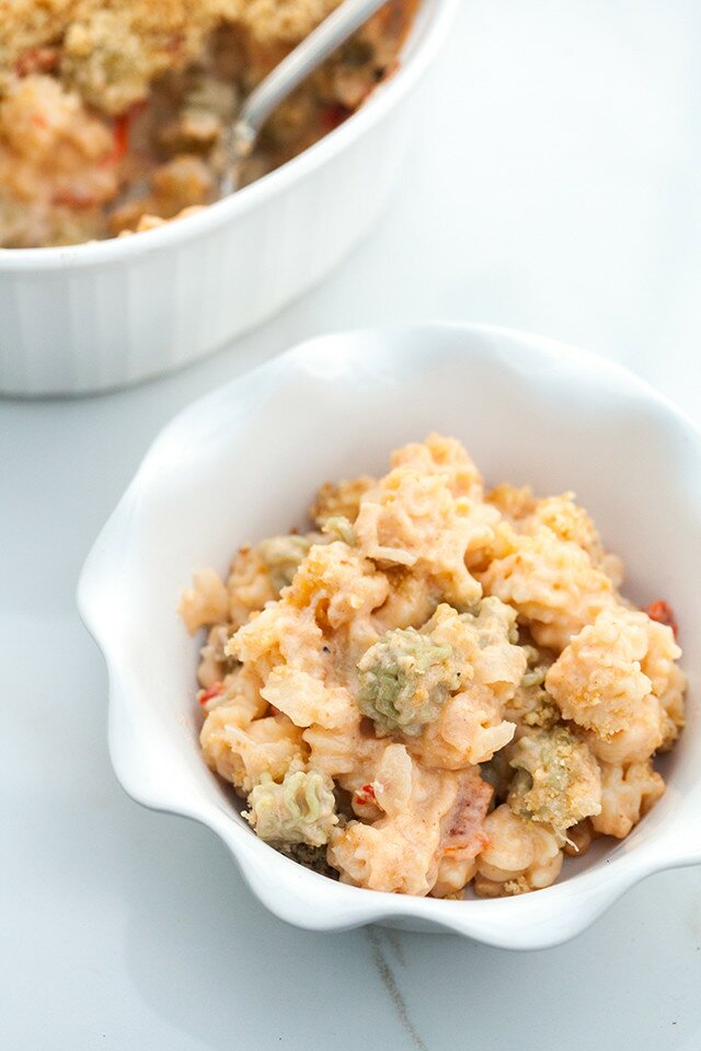 Creamy and delicious homemade mac n- cheese that has the flavor if pimiento cheese! | www.spachethespatula.com #recipe