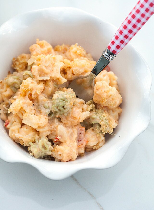 Creamy and delicious homemade mac n- cheese that has the flavor if pimiento cheese! | www.spachethespatula.com #recipe