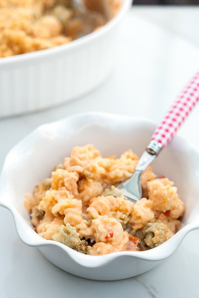 Creamy and delicious homemade mac n- cheese that has the flavor if pimiento cheese! | www.spachethespatula.com #recipe