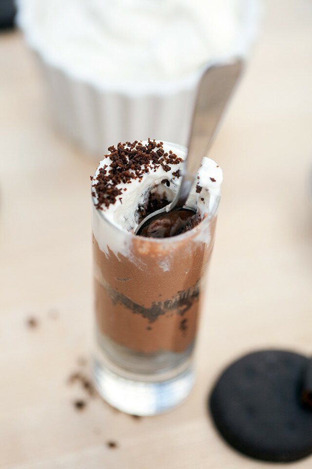 No-bake Thin Mint cheesecake in miniature parfait form! | www.spachethespatula.com #recipe