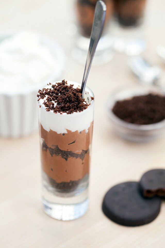 No-bake Thin Mint cheesecake in miniature parfait form! | www.spachethespatula.com #recipe