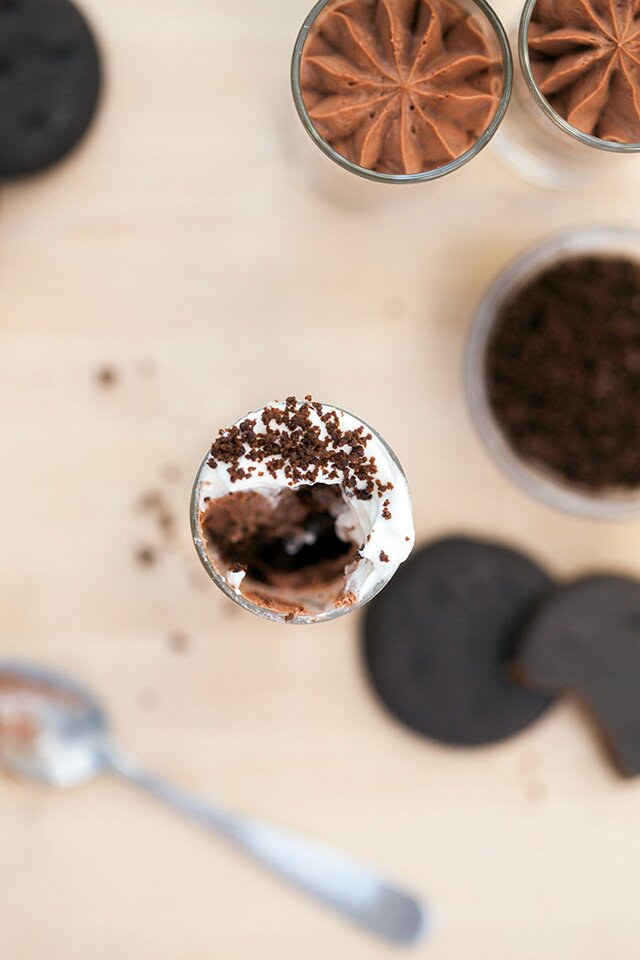 No-bake Thin Mint cheesecake in miniature parfait form! | www.spachethespatula.com #recipe