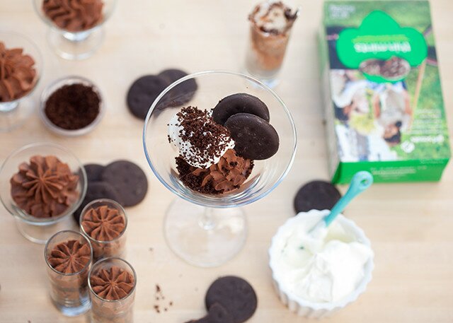 No-bake Thin Mint cheesecake in miniature parfait form! | www.spachethespatula.com #recipe