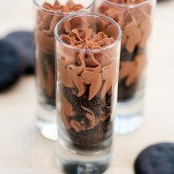 No-bake Thin Mint cheesecake in miniature parfait form! | www.spachethespatula.com #recipe