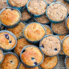 You choose---Whole grain and refined sugar-free? or a more standard AP flour and sugar version! Both contain tons of blueberries and are less than 100 calories each! | www.spachethespatula.com #recipe