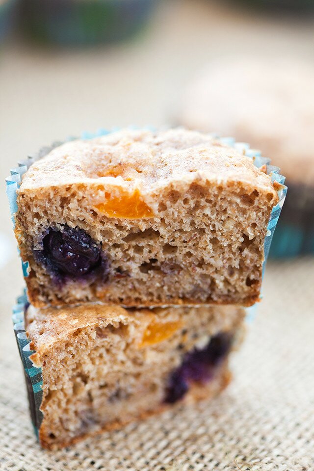 You choose---Whole grain and refined sugar-free? or a more standard AP flour and sugar version! Both contain tons of blueberries and are less than 100 calories each! | www.spachethespatula.com #recipe