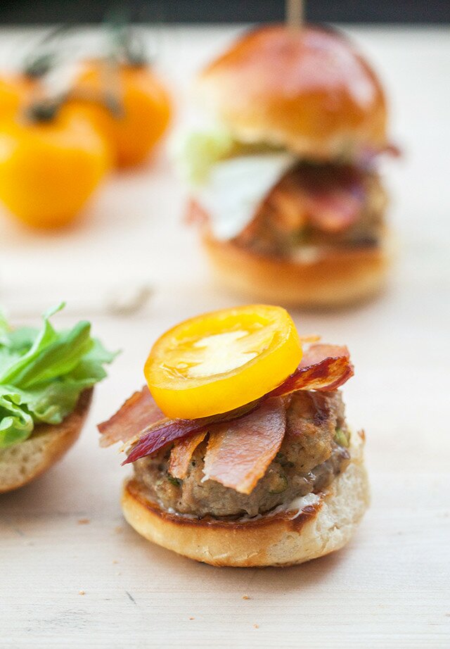 The BEST moist and most flavorful turkey burgers you will ever eat, with all the flavors of a BLT! |www.spachethespatula.com #recipe