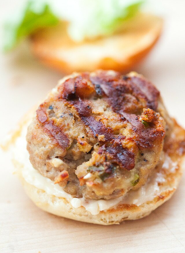 The BEST moist and most flavorful turkey burgers you will ever eat, with all the flavors of a BLT! |www.spachethespatula.com #recipe