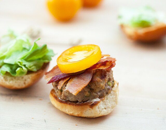 The BEST moist and most flavorful turkey burgers you will ever eat, with all the flavors of a BLT! |www.spachethespatula.com #recipe