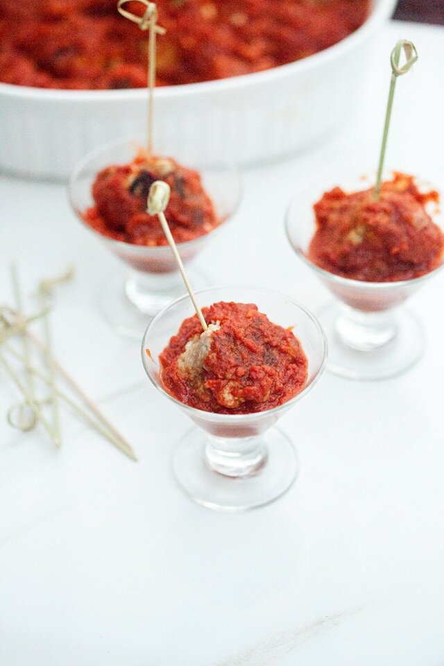 Tender pork & beef meatballs with a super tasty red sauce with a surprising ingredient! #JoinTheTable #Perugina | www.spachethespatula.com #recipe