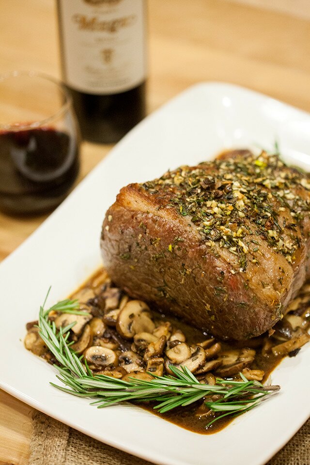 Wow your dinner guests with this aromatic rosemary and garlic roast that is so simple to make, and complete with a beautiful presentation paired with Rioja Reserva wines | www.spachethespatula.com #recipe