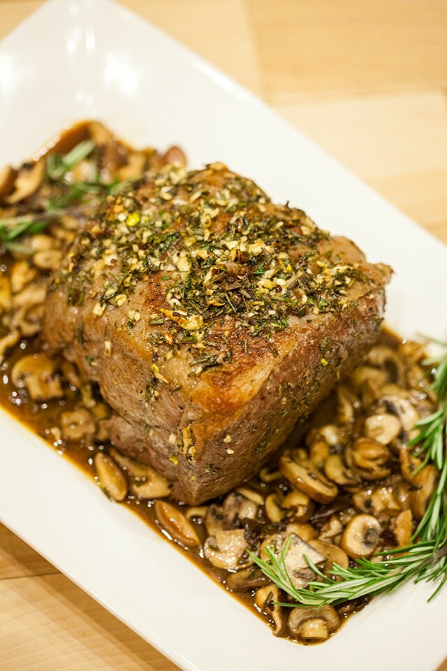 Wow your dinner guests with this aromatic rosemary and garlic roast that is so simple to make, and complete with a beautiful presentation paired with Rioja Reserva wines | www.spachethespatula.com #recipe