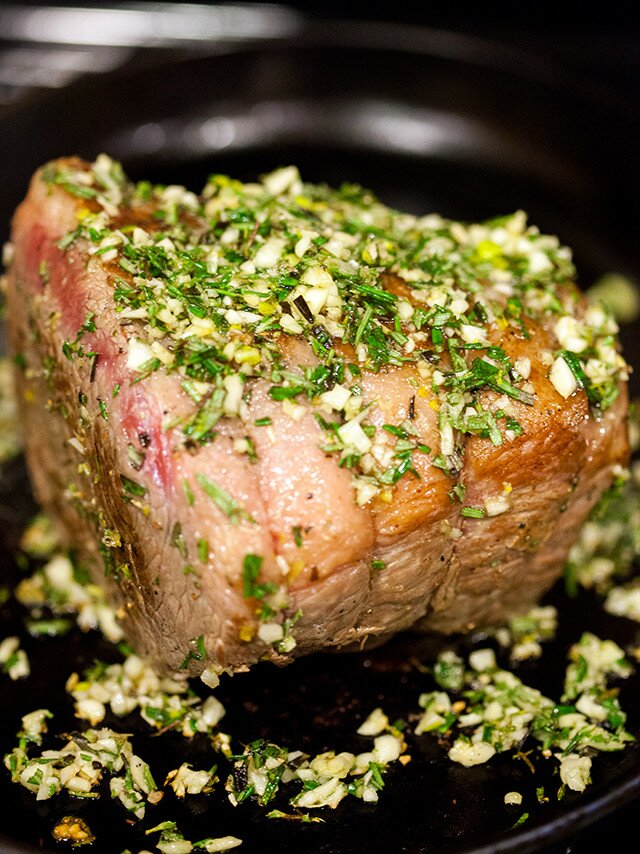 Wow your dinner guests with this aromatic rosemary and garlic roast that is so simple to make, and complete with a beautiful presentation paired with Rioja Reserva wines | www.spachethespatula.com #recipe