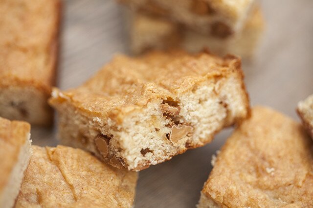 These delicious little bars have all the taste of banana bread, but with the texture of a brownie! | www.spachethespatula.com #recipe