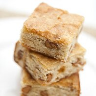 These delicious little bars have all the taste of banana bread, but with the texture of a brownie! | www.spachethespatula.com #recipe