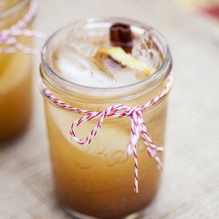 A deliciously warming chilled cocktail that is perfect for all your winter gatherings! | www.spachethespatula.com #recipe