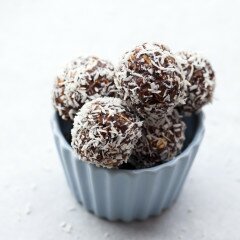 These super tasty, chewy, chocolatey delights take only 10 minutes to whip up, and be easily made #glutenfree or #vegan | www.spachethespatula.com #recipe