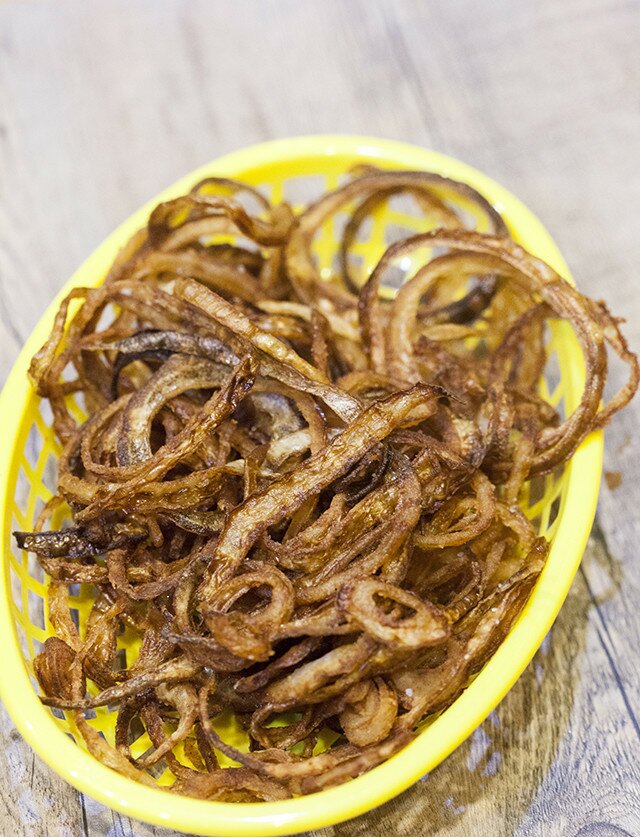 Transport your tastebuds to The Keys with the Yellowtail Snapper crusted with fried onions rings, and topped with a lime-butter sauce and mango salsa! #FLKeys | www.spachethespatula.com #recipe