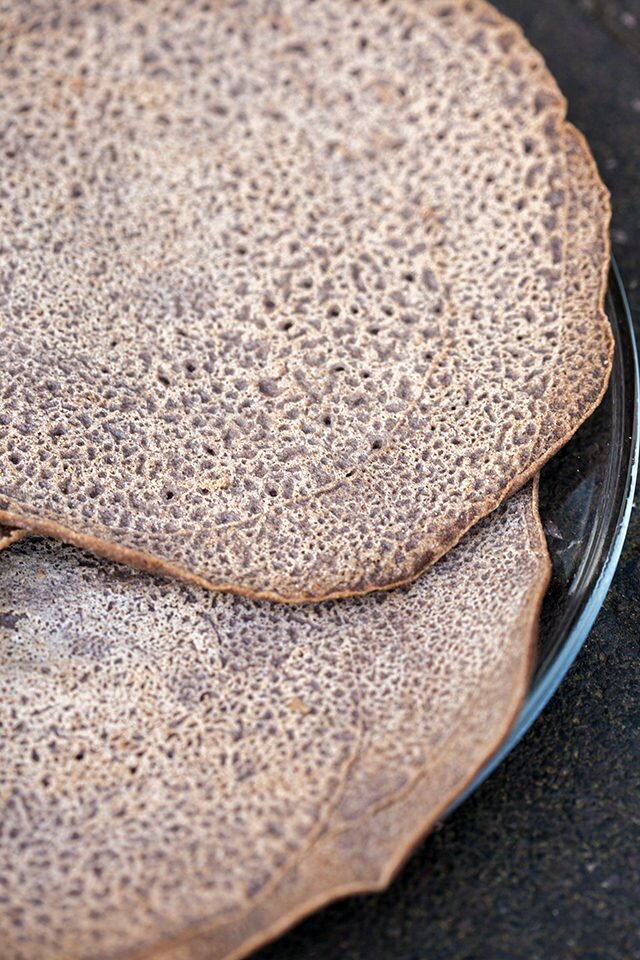 This spongy, slightly sour flatbread is an important part of any Ethiopian feast! | www.spachethespatula.com #recipe #vegan #glutenfree