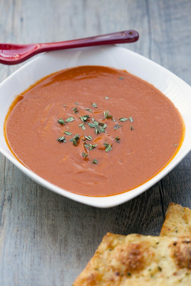 This tomato soup gets its unique flavor---slightly sweet, a little heat, super tasty---from some Moroccan-inspired ingredients. | www.spachethespatula.com #recipe