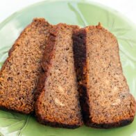 This is the most delicious, and moistest banana bread I have ever tried---AND its vegan! | www.spachethespatula.com #recipe