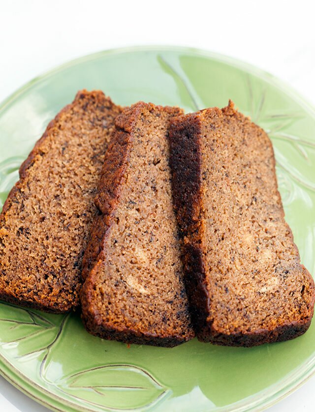 This is the most delicious, and moistest banana bread I have ever tried---AND its vegan! | www.spachethespatula.com #recipe