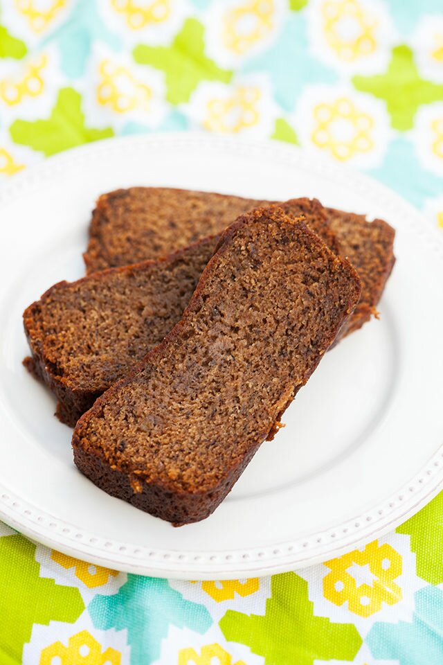 This is the most delicious, and moistest banana bread I have ever tried---AND its vegan! | www.spachethespatula.com #recipe