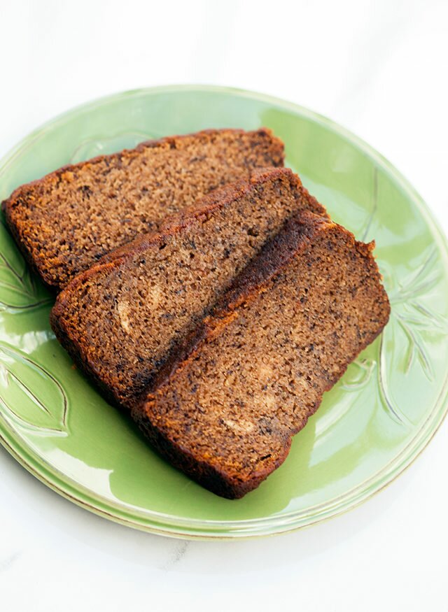 This is the most delicious, and moistest banana bread I have ever tried---AND its vegan! | www.spachethespatula.com #recipe