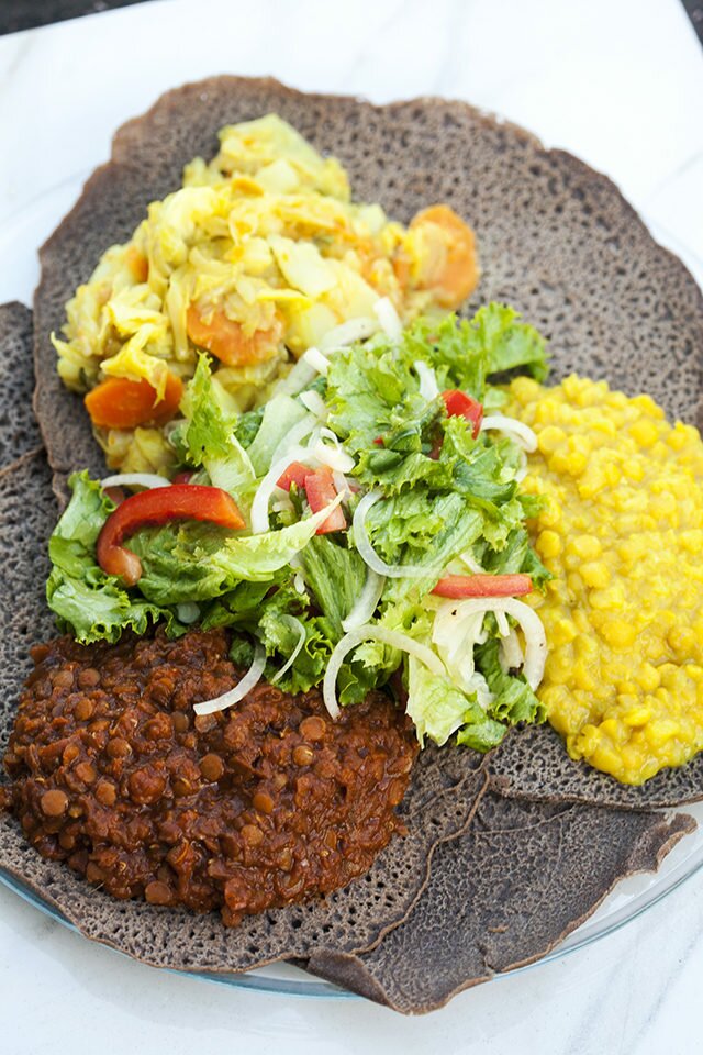 This simple-yet-vibrant green salad adds an amazing freshness to any Ethiopian feast! | www.spachethespatula.com #recipe #vegan