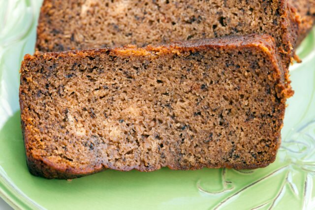 This is the most delicious, and moistest banana bread I have ever tried---AND its vegan! | www.spachethespatula.com #recipe