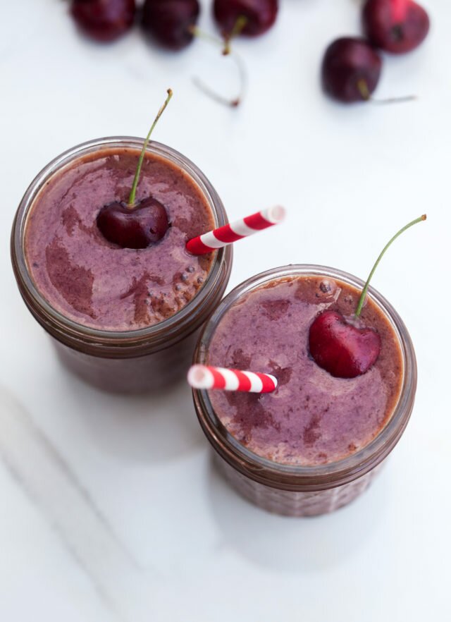 Cool off with this crazy easy smoothie recipe! | www.spachethespatula.com #recipe #vegan