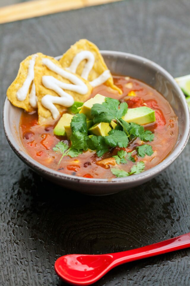 A crazy flavorful and easy soup packed with Tex-Mex flavor----and it's #vegan | www.spachethespatula.com #recipe