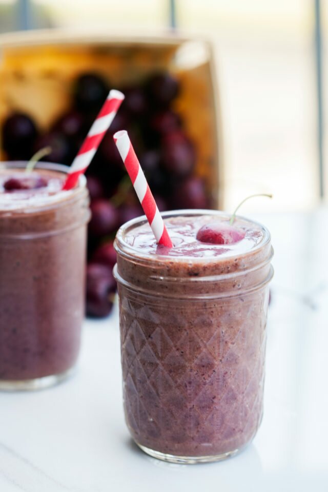 Cool off with this crazy easy smoothie recipe! | www.spachethespatula.com #recipe #vegan