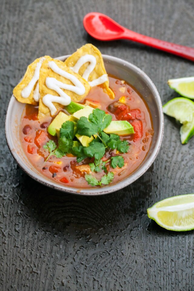 A crazy flavorful and easy soup packed with Tex-Mex flavor----and it's #vegan | www.spachethespatula.com #recipe